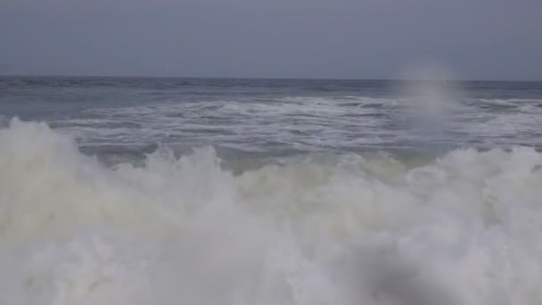 Zwolnionym tempie: Piękny niebieski gigant Ocean Fala upaść — Wideo stockowe