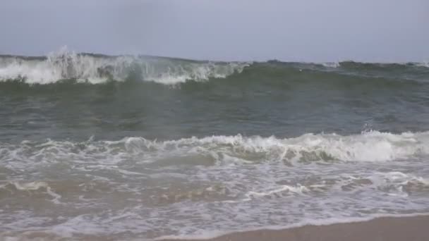 Wysokim surf z podziału olbrzymie fale oceanu, napędzany przez silne wiatry zwolnionym tempie — Wideo stockowe