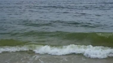 Büyük güçlü Teahupoo tüp dalga kırılma ve ada resif üzerinde sıçramasına, rüzgarda güneşli yaz aylarında püskürtme su damlaları