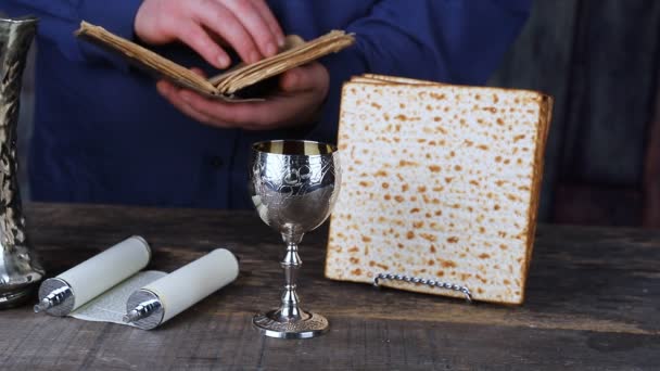 Passahfest-Sederteller mit dem siebten symbolischen Gegenstand, der während des Sedermahls am jüdischen Pessach-Feiertag verwendet wird. — Stockvideo