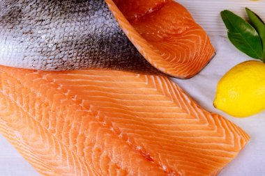 Somon Balık taze otlar, limon ve biber ile