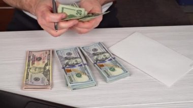 Sayım para, adamım iş giysileri ile dolar, nakit elinde adamım. Kar, tasarruf. Dolar yığını. Başarı, motivasyon, finansal akımları, servet.