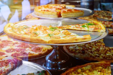 Güneş ışığı İtalyan pizza sayacı ile bir pizzacı sayaçta dinlenme pizza