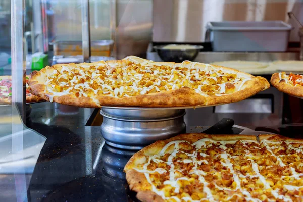 Tartes à pizza exposées à vendre dans la pizzeria. Concentration sélective . — Photo