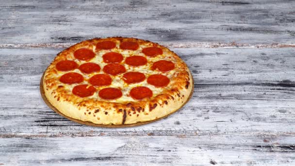 Разрезать на кусочки вкусная свежая нарезка домашней пиццы — стоковое видео