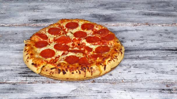 Horní pohled na pečení pizzy s rukama pořizování plátky a vyprázdnit deska — Stock video
