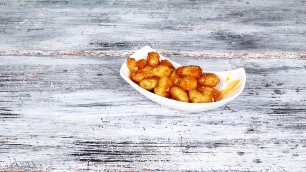 Primer plano de los camarones estilo Flambe que se vierten por salsa de gama, aderezo, en un plato . — Vídeo de stock