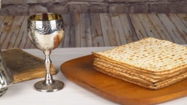 Fısıh seder tabağı yedinci sembolik madde üzerinde Yahudilerin hamursuz bayramı seder yemeği sırasında kullanılan ile.