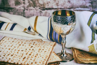 Fısıh Bayramı için matzo metal tepsi ve masada şarap ile