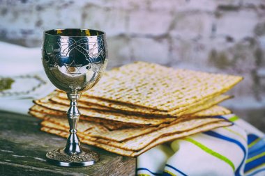 Matzah, Pesah Pesach tatil için Yahudi sembolleri ile gümüş şarap bardak. Fısıh kavramı.