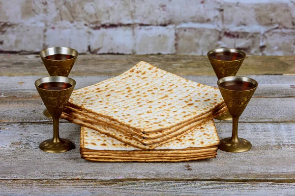 Silver wine cup with matzah, Jewish symbols for the Passover Pesach holiday. Passover concept. — Stock Photo, Image