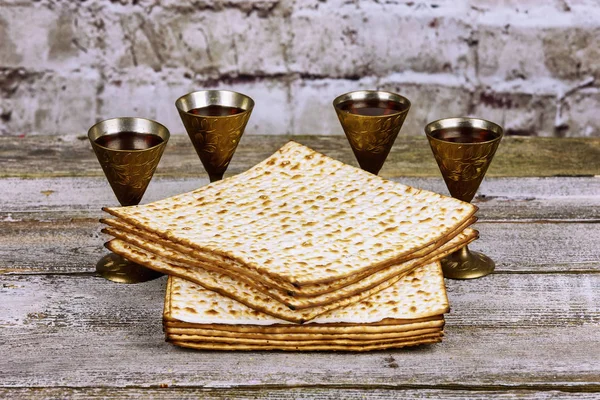 Ein jüdisches Matza-Brot mit Wein. Pessach-Urlaubskonzept — Stockfoto