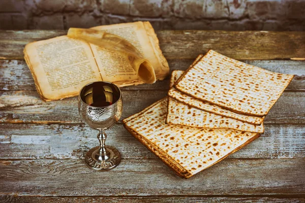 Copo de vinho da Páscoa e matzah closeup. Backlit turvo matzah textura no fundo . — Fotografia de Stock