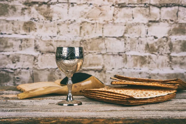 Červené víno košer s bílou deskou matzah nebo matza a Pesach Hagada na vinobraní dřevěné pozadí prezentováno jako vypití jídlo s kopií prostor. — Stock fotografie