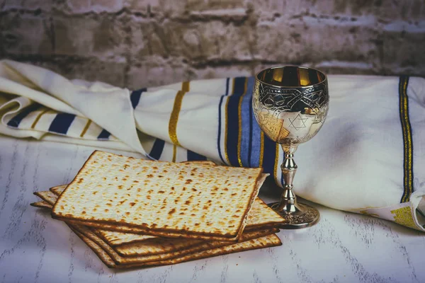 Pesach Simboli pasquali di grande festa ebraica. Matzoh tradizionale, matzah o matzo e vino in piatto d'argento vintage e vetro . — Foto Stock