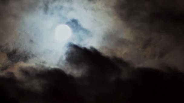 Fullmånen i natthimlen, fullmåne, natthimlen, rörelse i moln på natthimlen mot bakgrund av en ljusa månen, — Stockvideo