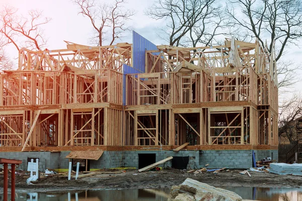 Nueva casa de construcción de madera residencial enmarcando contra un cielo azul —  Fotos de Stock