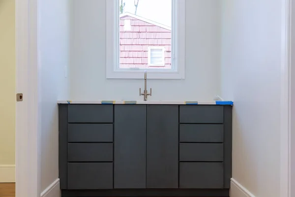 Interior del baño con lavabo y grifo. —  Fotos de Stock