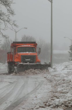 Kar temizleme aracı kamyon Ny blizzard kar fırtınası sırasında sokak yolda kar kaldırma