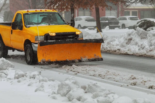 Camión de arado de nieve despejando el camino después de tormenta de nieve blanca invierno ventisca para el acceso del vehículo — Foto de Stock