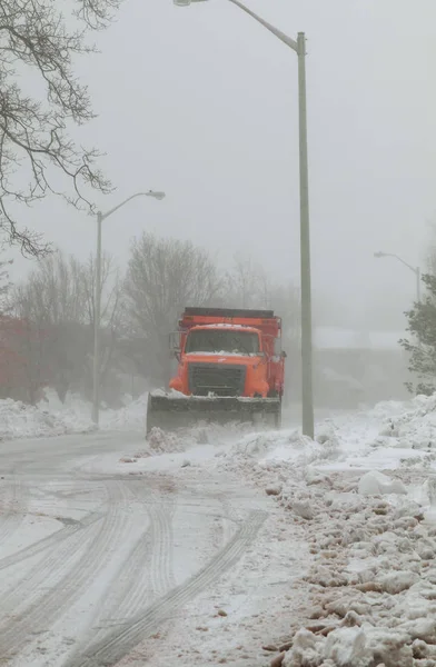 kar temizleme aracı şehir yoldan kar kaldırma