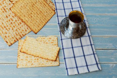 Büyük Yahudi tatil Pesach Fısıh sembolleri. Geleneksel matzoh, matzah veya hamursuz ekmek ve şarap vintage gümüş tabak ve bardak.
