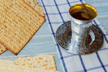 Matzah, Pesah Pesach tatil için Yahudi sembolleri ile gümüş şarap bardak. Fısıh kavramı.