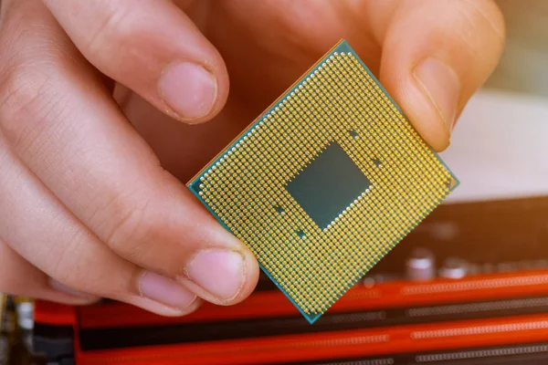 Ingeniero técnico enchufe el microprocesador de la CPU de la computadora al zócalo de la placa base. tecnología de fondo industria mantenimiento y reparación de hardware o actualización — Foto de Stock