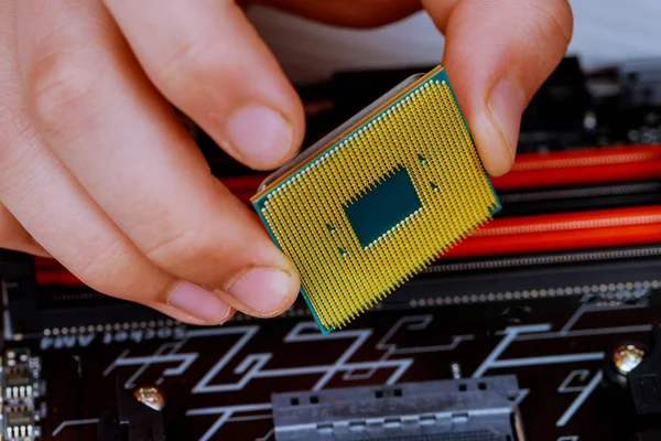 Il tecnico sta mettendo la CPU sulla presa della scheda madre del computer. il concetto di hardware del computer, riparazione , — Foto Stock