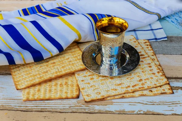 Zilveren wijn beker met matzah, Joodse symbolen voor het Pascha Pesach-vakantie. Pascha concept. — Stockfoto