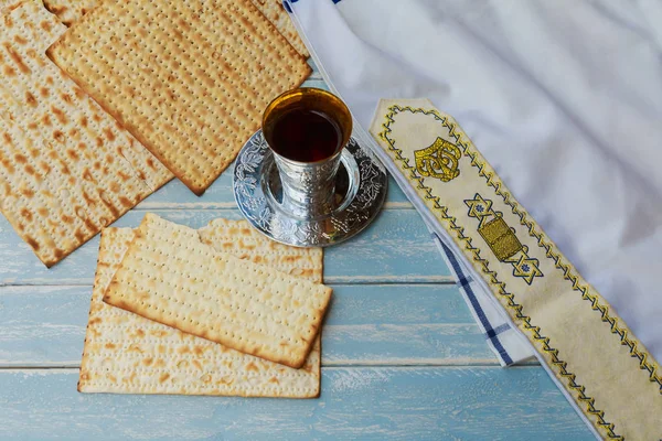 Ein jüdisches Matza-Brot mit Wein. Pessach-Urlaubskonzept — Stockfoto