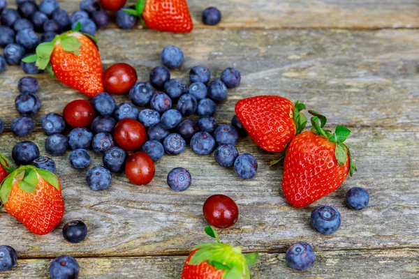 Вкусные летние фрукты на деревянном столе. Черника клубничная ежевика — стоковое фото