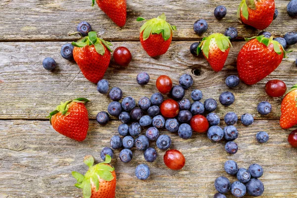 Colorido plato de frutas mezcladas con fresa, arándano y uva. Alimento saludable — Foto de Stock
