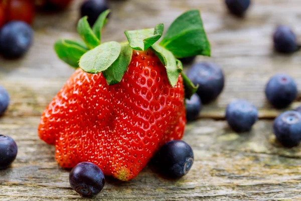 Ingredientes para una uva saludable Fresa Arándanos bayas, fruta y fondo de madera, vista superior, horizontal — Foto de Stock