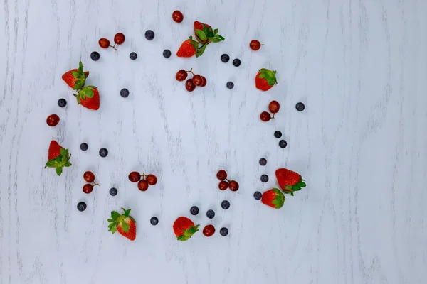 Uvas y fresas de arándanos sobre una madera blanca — Foto de Stock