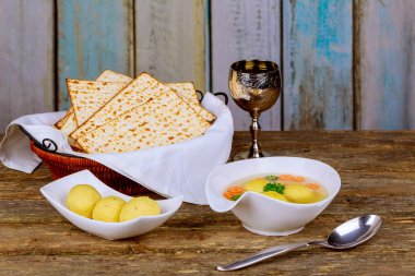 Bir kase Fısıh şarap ve matzah sıcak ev yapımı Matzo topu çorba