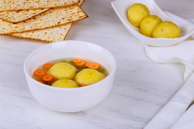 Geleneksel Aşkenaz Yahudi matzo topları, matzah karışımı yapılan çorbası