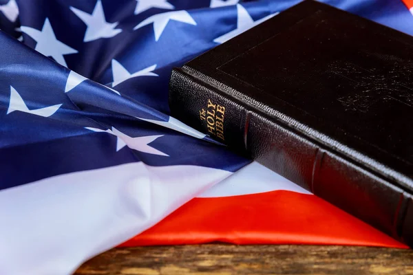 美国国旗和圣经在苦恼的木头背景 — 图库照片