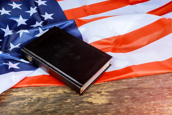 Holy Bible and the United States flag in the background. — Stock Photo, Image