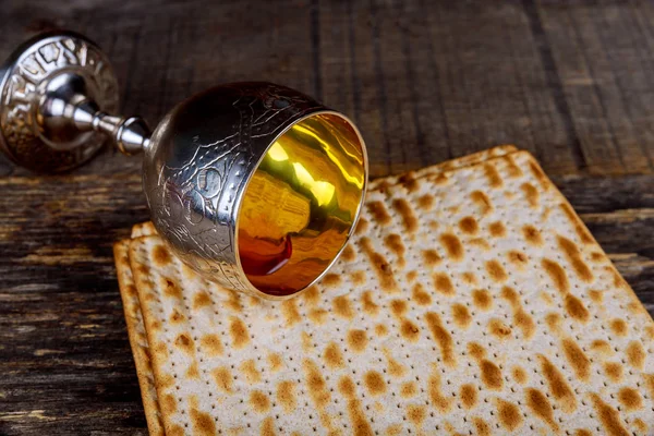 Copa de vino de plata con matzá, símbolos judíos para la fiesta de Pesaj Pascua. Concepto de Pascua . —  Fotos de Stock