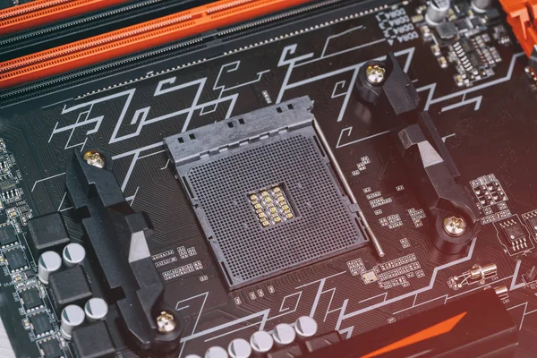 Installatie van moderne processor in cpu socket op het moederbord — Stockfoto