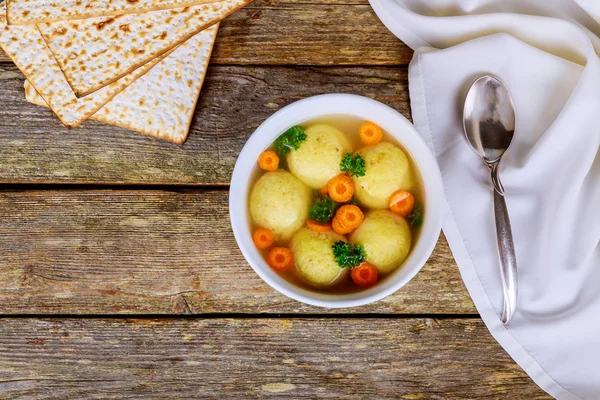 Heiße hausgemachte Matzokugelsuppe in einer Schüssel — Stockfoto