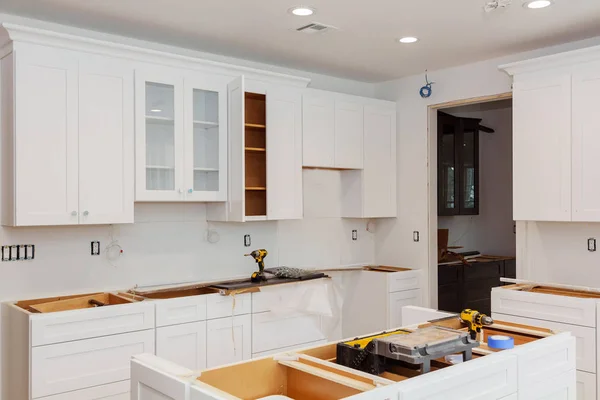 Instalando Novo Fogão Indução Cozinha Moderna Home Improvement Kitchen Remodel — Fotografia de Stock