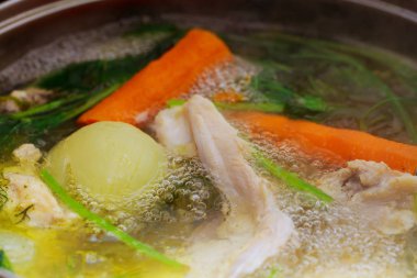 Çorba restoranda mutfakta büyük bir tencerede pişirilir. aşçı tavuk suyu