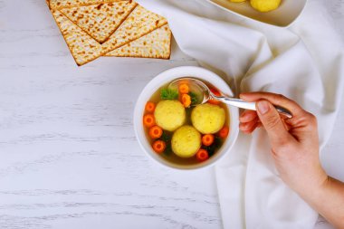 ev yapımı matzo topu köfte için Fısıh Bayramı maydanoz ile