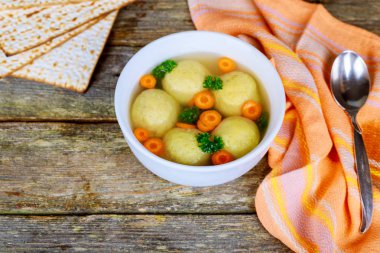 Geleneksel Aşkenaz Yahudi matzo topları, matzah karışımı yapılan çorbası