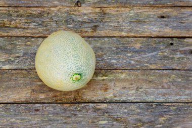 Eski ahşap zemin üzerine taze kavunlar.