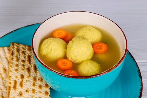 Matzah kulki w garnek zupy podczas żydowskiego święta Paschy - pesach. — Zdjęcie stockowe