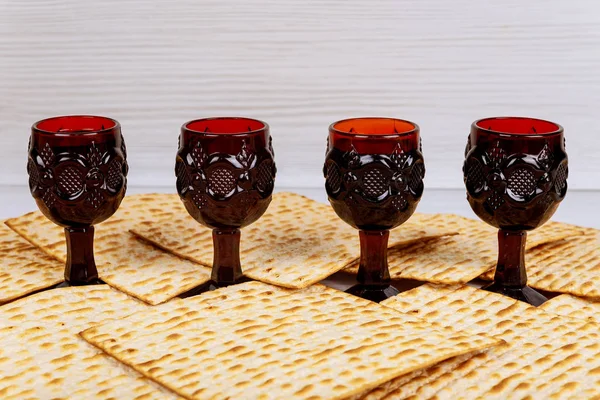 Pessach-Urlaubskonzept mit Wein und Matzoh vor rustikalem Hintergrund mit Kopierraum — Stockfoto