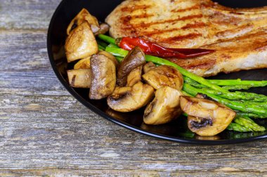 Sebze ve mashrooms domuz eti biftek